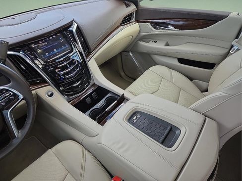 Used 2017 Cadillac Escalade Luxury AWD/4WD image 12