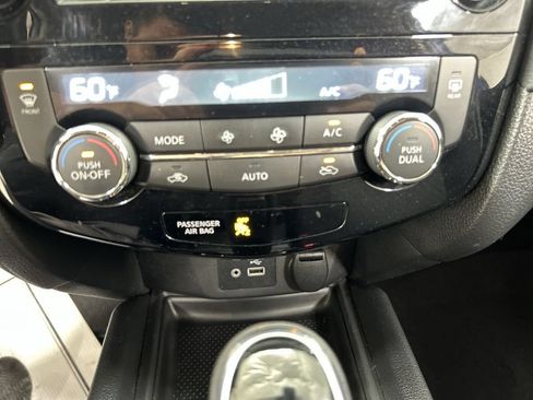 Used 2019 Nissan Rogue SV AWD/4WD image 16