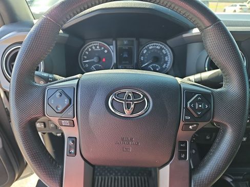 Used 2020 Toyota Tacoma TRD Off-Road w/ Technology Package AWD/4WD image 12