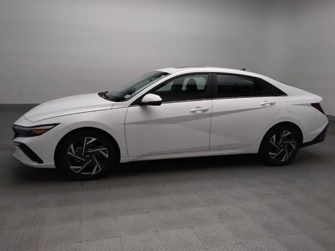 Used 2025 Hyundai Elantra Limited FWD image 2