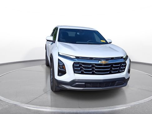 Used 2025 Chevrolet Equinox LT w/ Safety and Technology Package FWD image 2