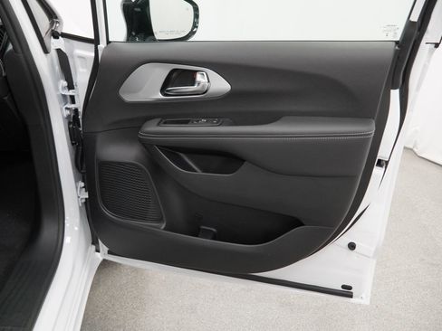 New 2026 Chrysler Pacifica Limited image 31