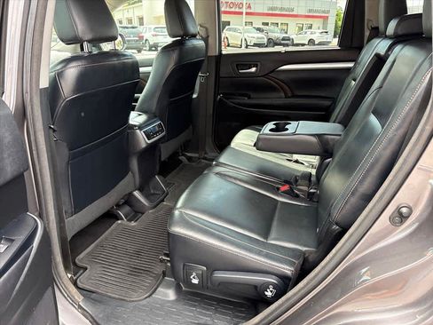 Used 2016 Toyota Highlander XLE FWD image 7
