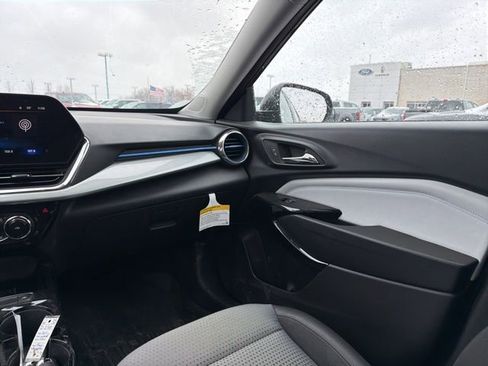 Used 2025 Chevrolet Trax LT w/ Driver Confidence Package image 17