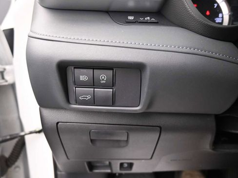 Used 2025 Toyota Highlander LE FWD image 10
