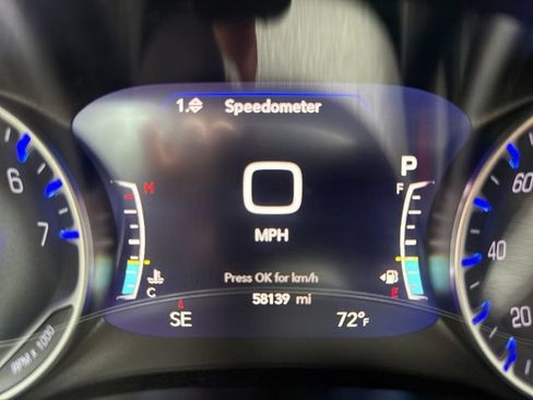 Used 2024 Chrysler Pacifica Touring-L FWD image 8