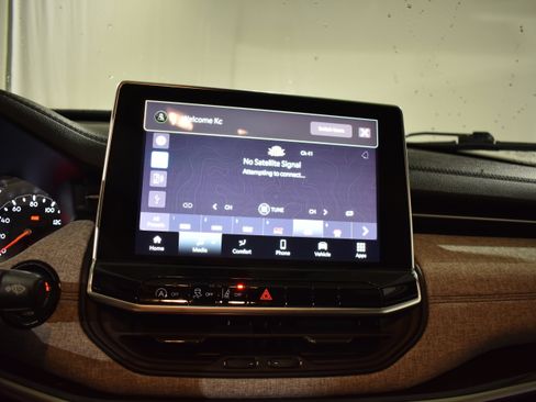 Used 2024 Jeep Compass Sport image 21