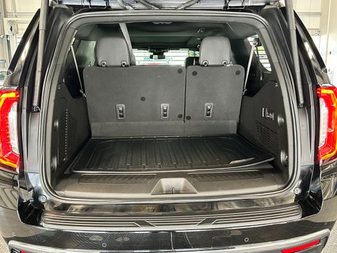 Used 2023 GMC Yukon XL SLT w/ SLT Premium Package AWD/4WD image 5