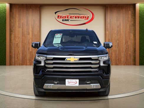 Used 2024 Chevrolet Silverado 1500 High Country w/ High Country Premium Package RWD image 2