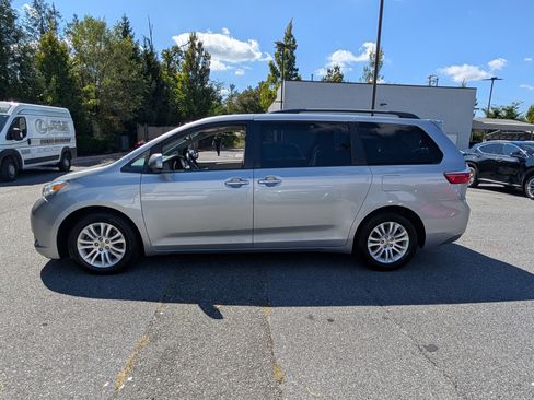 Used 2015 Toyota Sienna XLE image 6