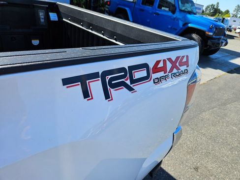Used 2023 Toyota Tacoma TRD Off-Road w/ TRD Premium Off Road Package AWD/4WD image 11