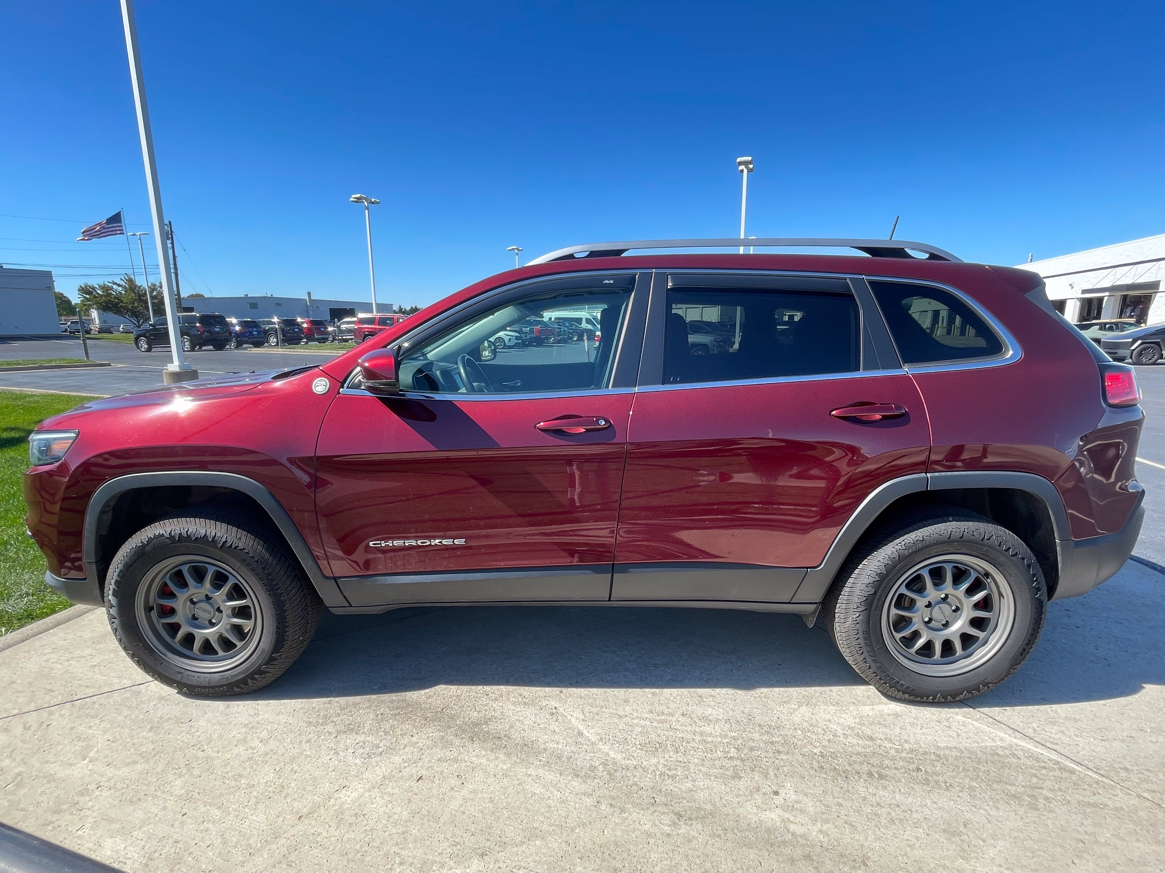 Used 2019 Jeep Cherokee Latitude w/ Cold Weather Group AWD/4WD image 4