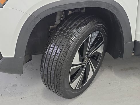 Certified 2024 Volkswagen Taos SE image 31