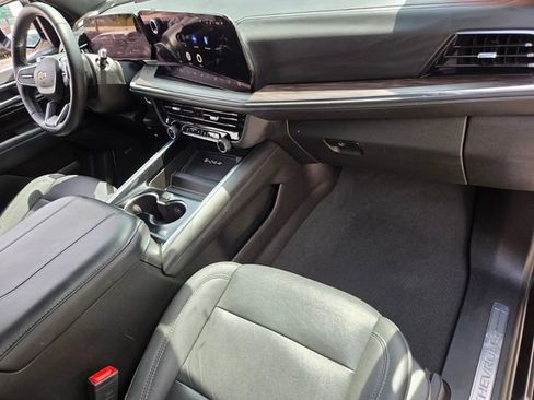 Certified 2025 Chevrolet Suburban LT w/ Comfort Package image 17