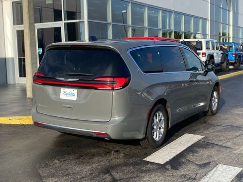 Used 2025 Chrysler Pacifica Select FWD image 9