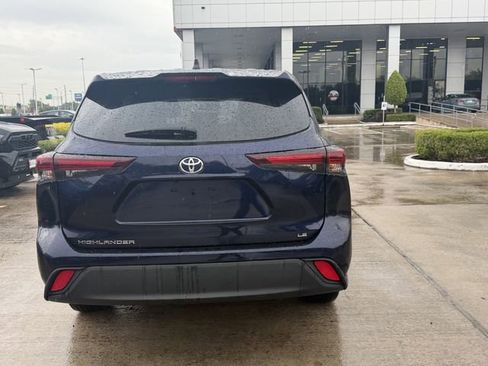 Used 2025 Toyota Highlander LE FWD image 6