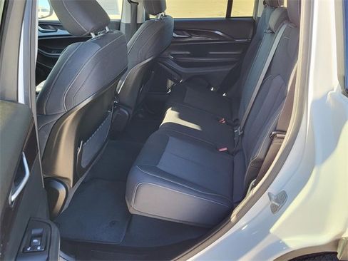 Used 2023 Jeep Grand Cherokee Laredo w/ Luxury Tech Group I image 9