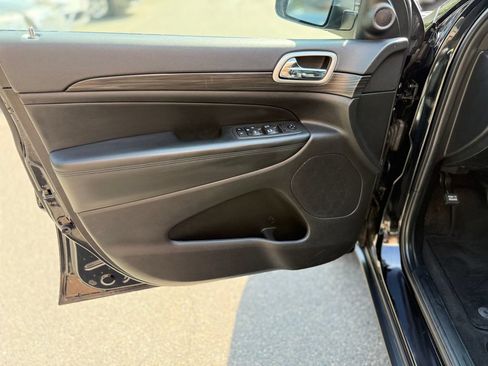 Used 2022 Jeep Grand Cherokee Laredo X AWD/4WD image 18