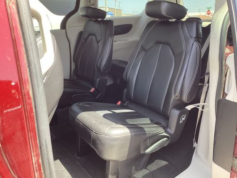 Used 2023 Chrysler Pacifica Touring-L FWD image 12