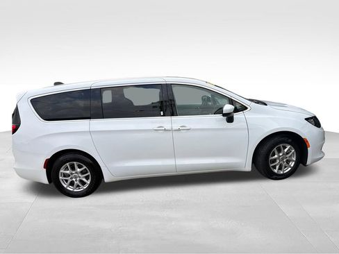 Used 2023 Chrysler Voyager LX FWD image 6