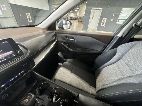 Certified 2021 Nissan Rogue SV image 3