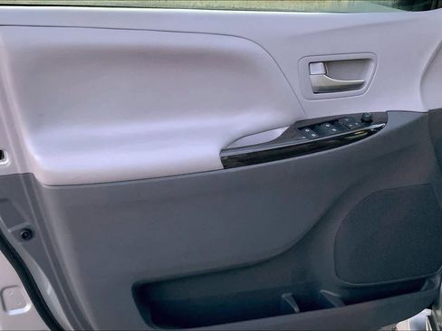 Used 2019 Toyota Sienna XLE FWD image 21