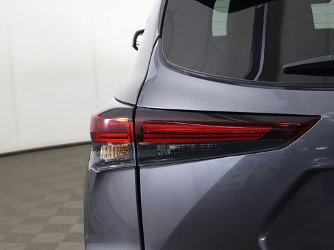 Used 2024 Toyota Highlander XLE AWD/4WD image 16