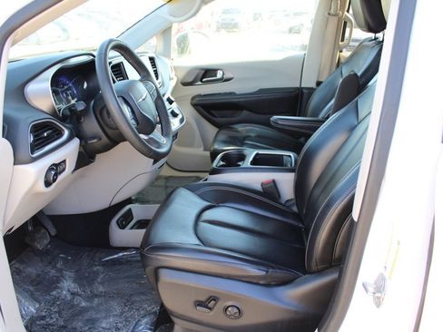 Used 2023 Chrysler Pacifica Touring-L image 15