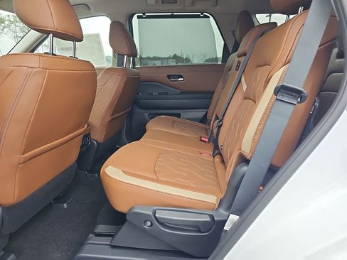 New 2026 Nissan Pathfinder Platinum image 18