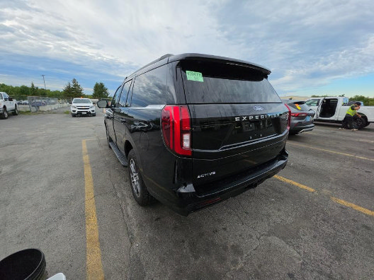 Used 2025 Ford Expedition Active AWD/4WD image 7