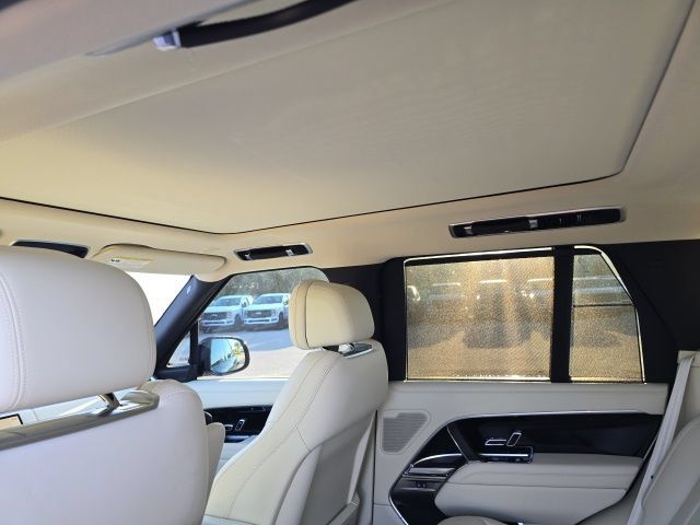 Used 2025 Land Rover Range Rover SE AWD/4WD image 8