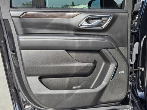 Used 2024 Chevrolet Suburban Z71 w/ Luxury Package image 28