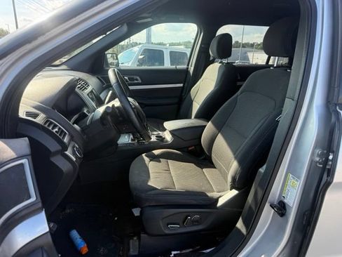 Used 2017 Ford Explorer XLT w/ Equipment Group 201A FWD image 14