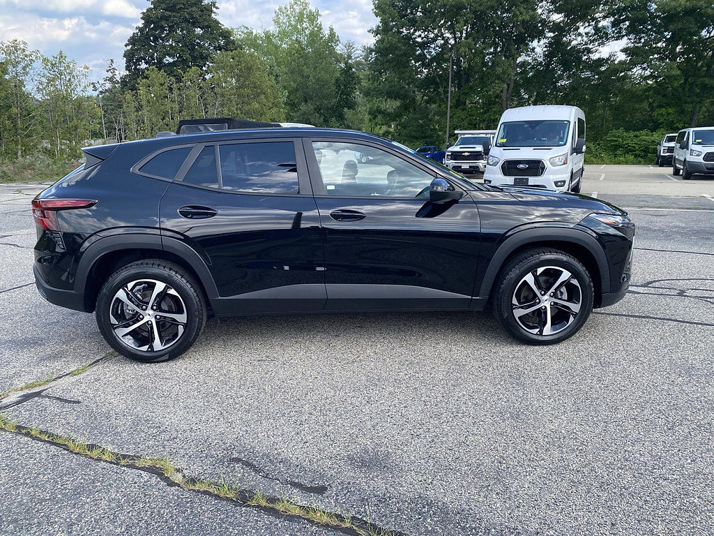 Used 2024 Chevrolet Trax RS w/ Sunroof Package FWD image 4