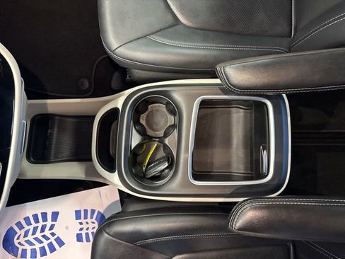 Used 2024 Chrysler Pacifica Touring-L image 31