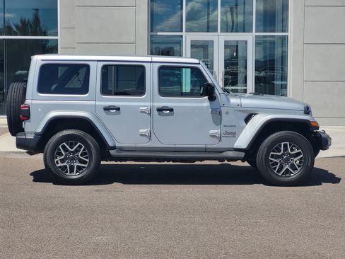 Used 2024 Jeep Wrangler Unlimited Sahara AWD/4WD image 4