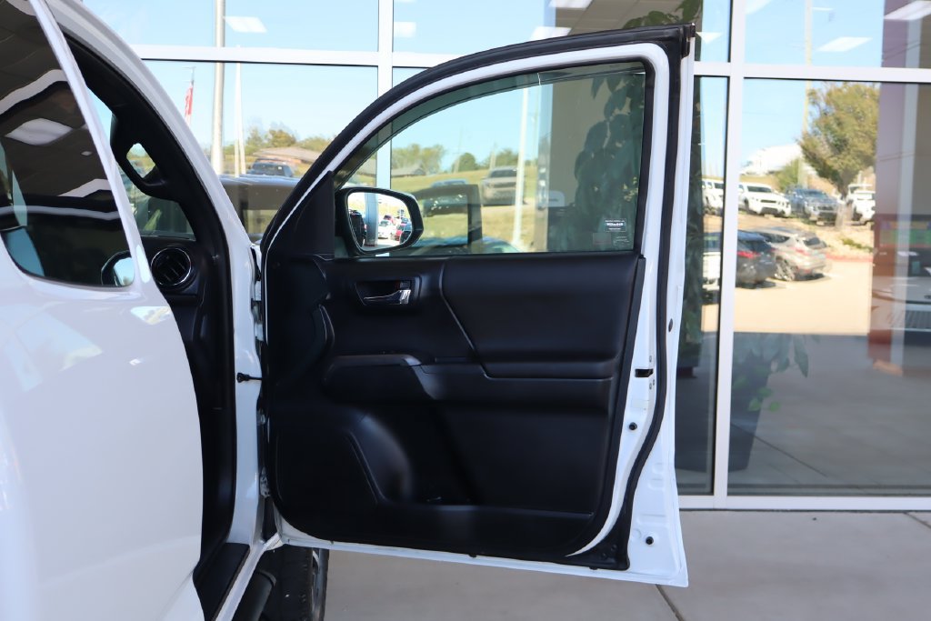 Used 2017 Toyota Tacoma TRD Sport w/ Tow Package (A/T) AWD/4WD image 34