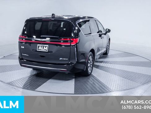 Used 2023 Chrysler Pacifica Touring-L FWD image 9