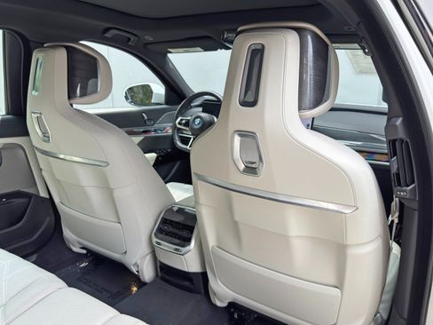 Used 2023 BMW i7 xDrive60 AWD/4WD image 49