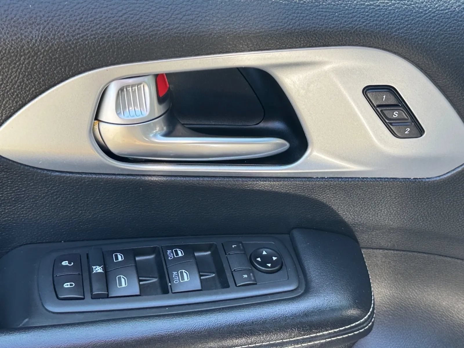 Used 2020 Chrysler Pacifica Touring-L w/ Advanced Safetytec Group FWD image 21