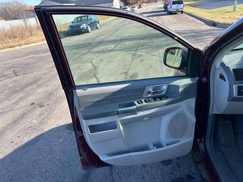 Used 2008 Chrysler Town & Country Touring w/ Family Value Group image 22