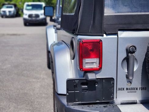 Used 2013 Jeep Wrangler Unlimited Sahara AWD/4WD image 9