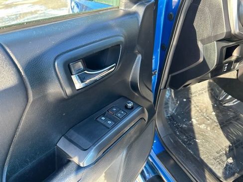 Used 2016 Toyota Tacoma TRD Sport image 13