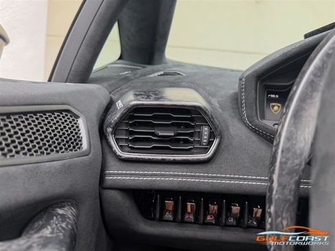 Used 2019 Lamborghini Huracan Performante AWD/4WD image 21