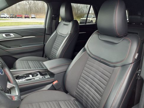 Used 2025 Ford Explorer ST-Line w/ ST-Line Street Pack image 13