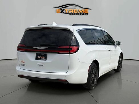 Used 2022 Chrysler Pacifica Touring-L FWD image 6