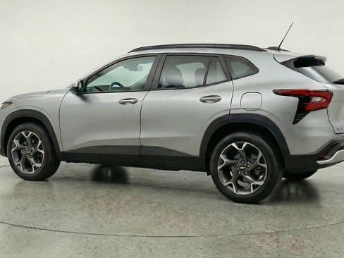 Used 2025 Chevrolet Trax LT w/ LT Convenience Package FWD image 6