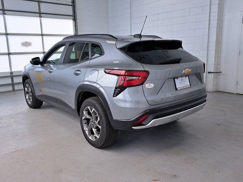 Used 2025 Chevrolet Trax LT w/ LT Convenience Package FWD image 8