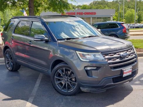 Used 2018 Ford Explorer XLT w/ Equipment Group 202A FWD image 2