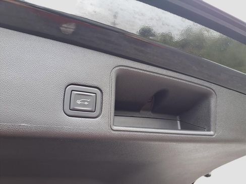 Used 2023 GMC Terrain SLT image 34